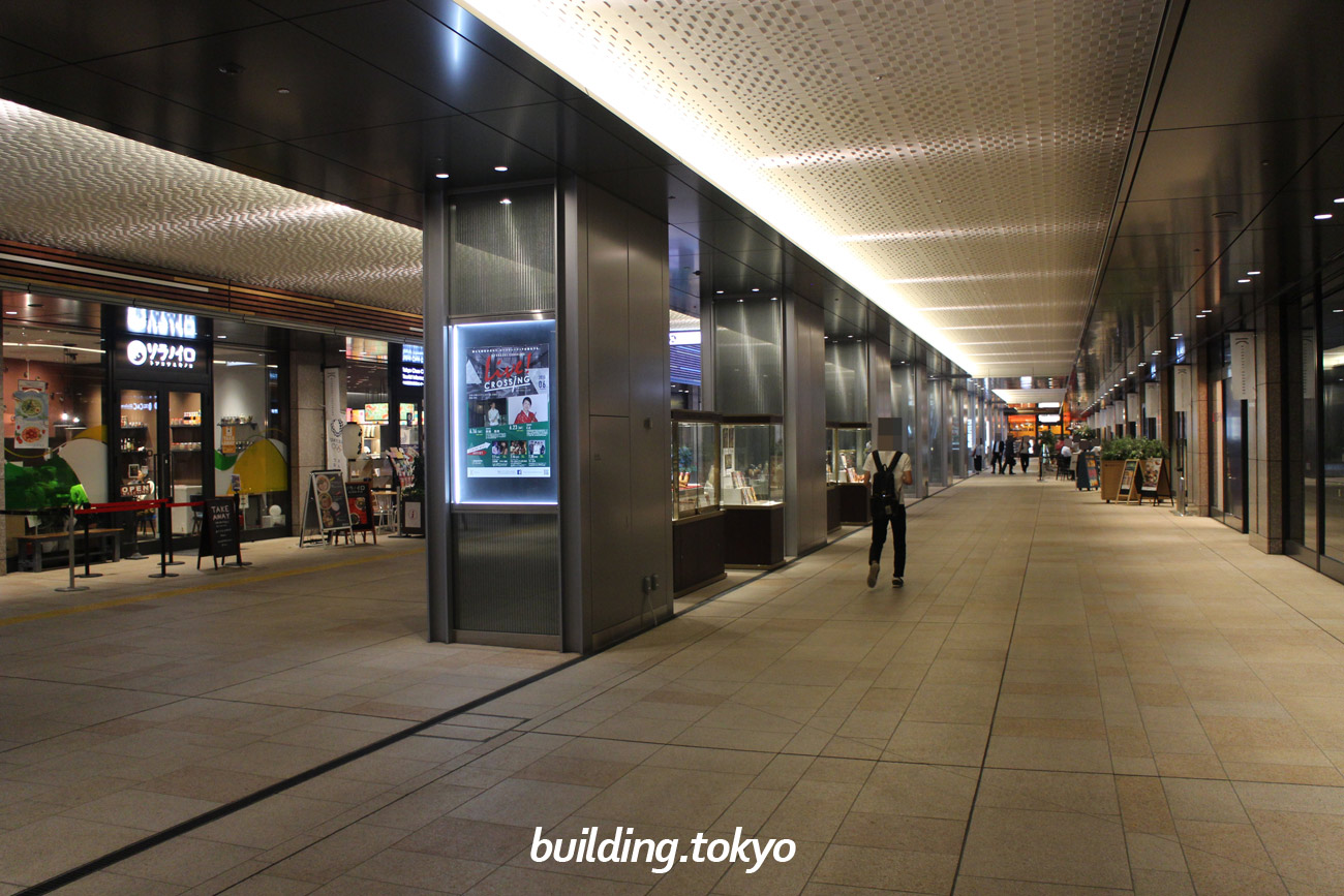 京橋エドグラン、地下の様子、両サイドにショップが並んでいます。