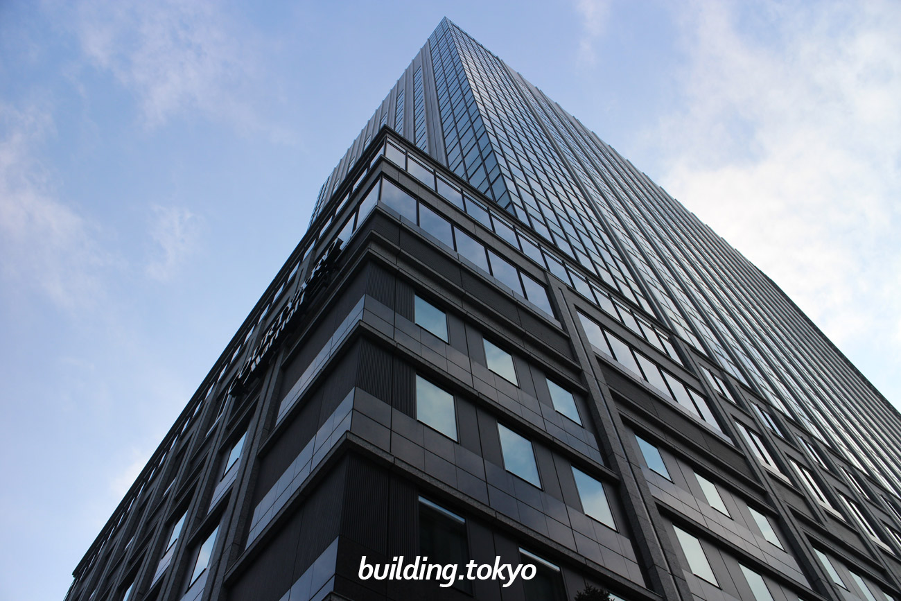 京橋トラストタワーは、4階が貸会議室の「トラストシティ カンファレンス・京橋」、1階から4階が「コートヤード・バイ・マリオット 東京ステーション」（COURTYARD BY MARRIOTT Tokyo Station）です。