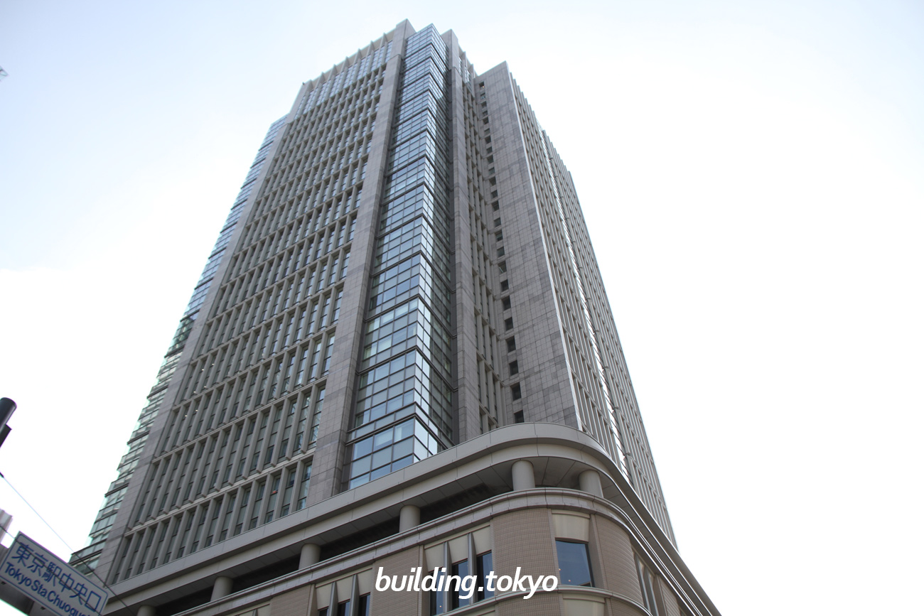 丸の内ビルディング（通称「丸ビル」）は、丸の内エリアを代表するランドマークビルで、35階・36階、地下1階から6階までがレストランやショップの商業施設となっており、1階にはイベント広場の「マルキューブ」があります。