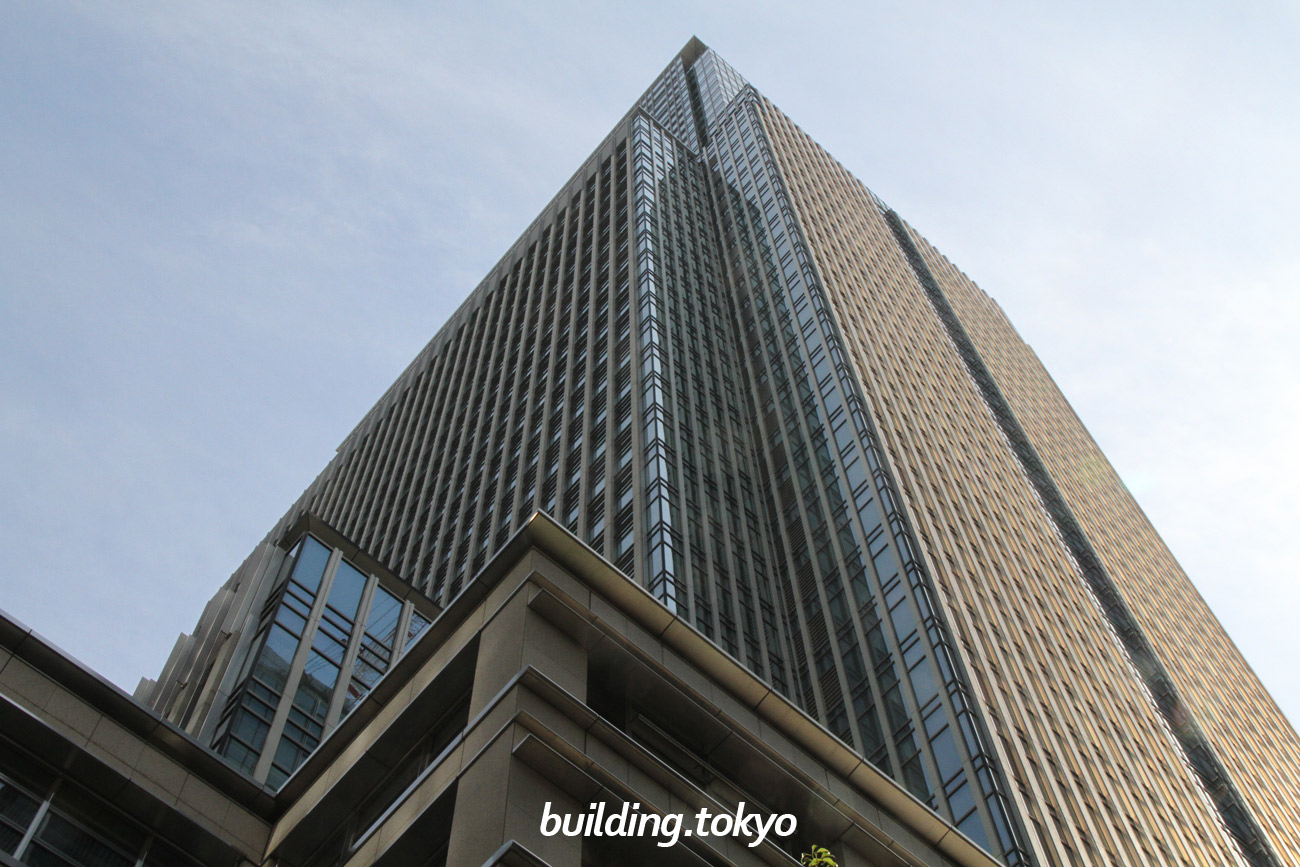 日本橋三井タワーは、1929年に竣工した三井本館（重要文化財指定）と隣接した超高層ビルで、30階から38階にはラグジュアリー ホテル、マンダリン オリエンタル 東京があり、2階には日本初の果物専門店である千疋屋総本店があります。