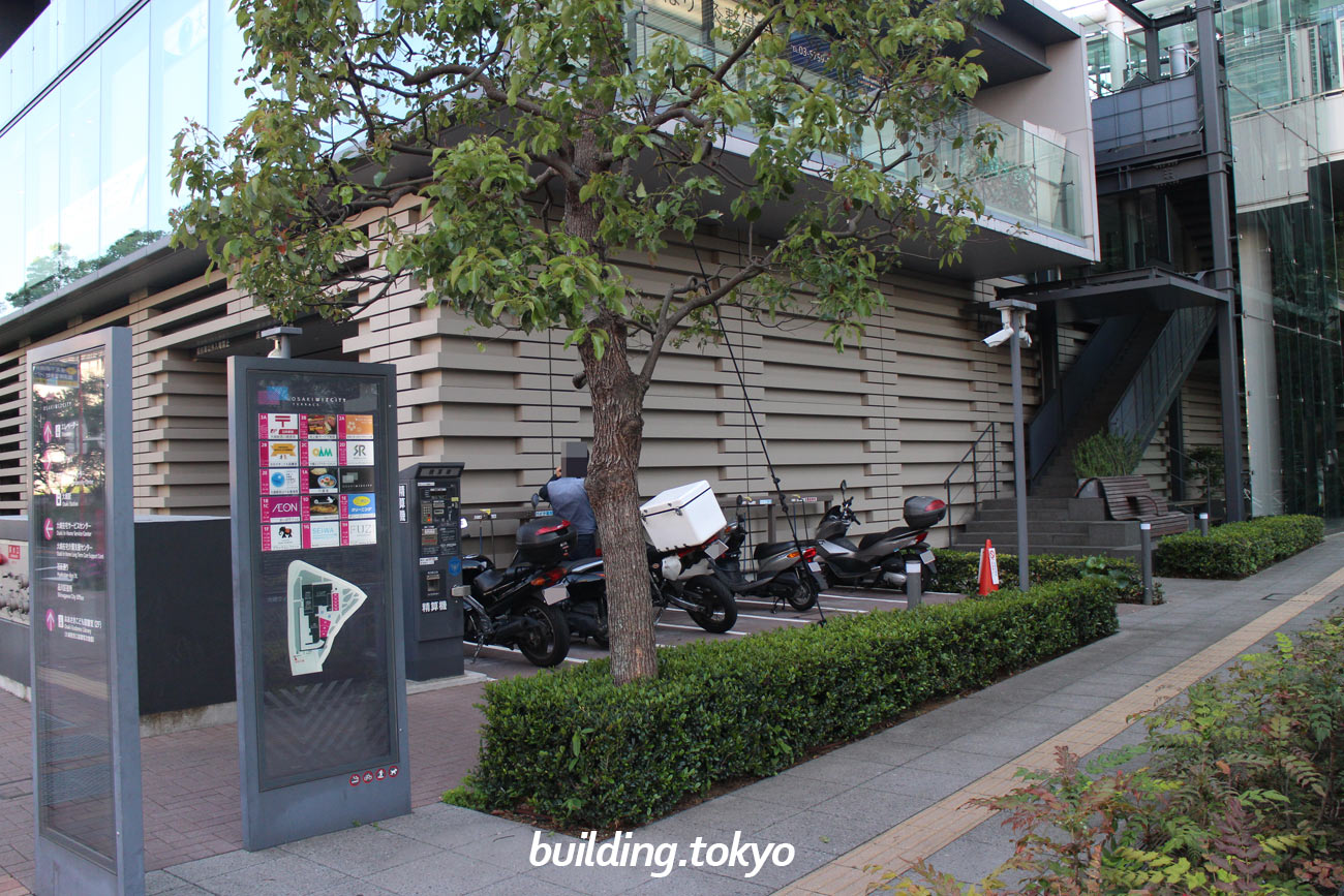 大崎ウィズタワー、バイク駐車場。