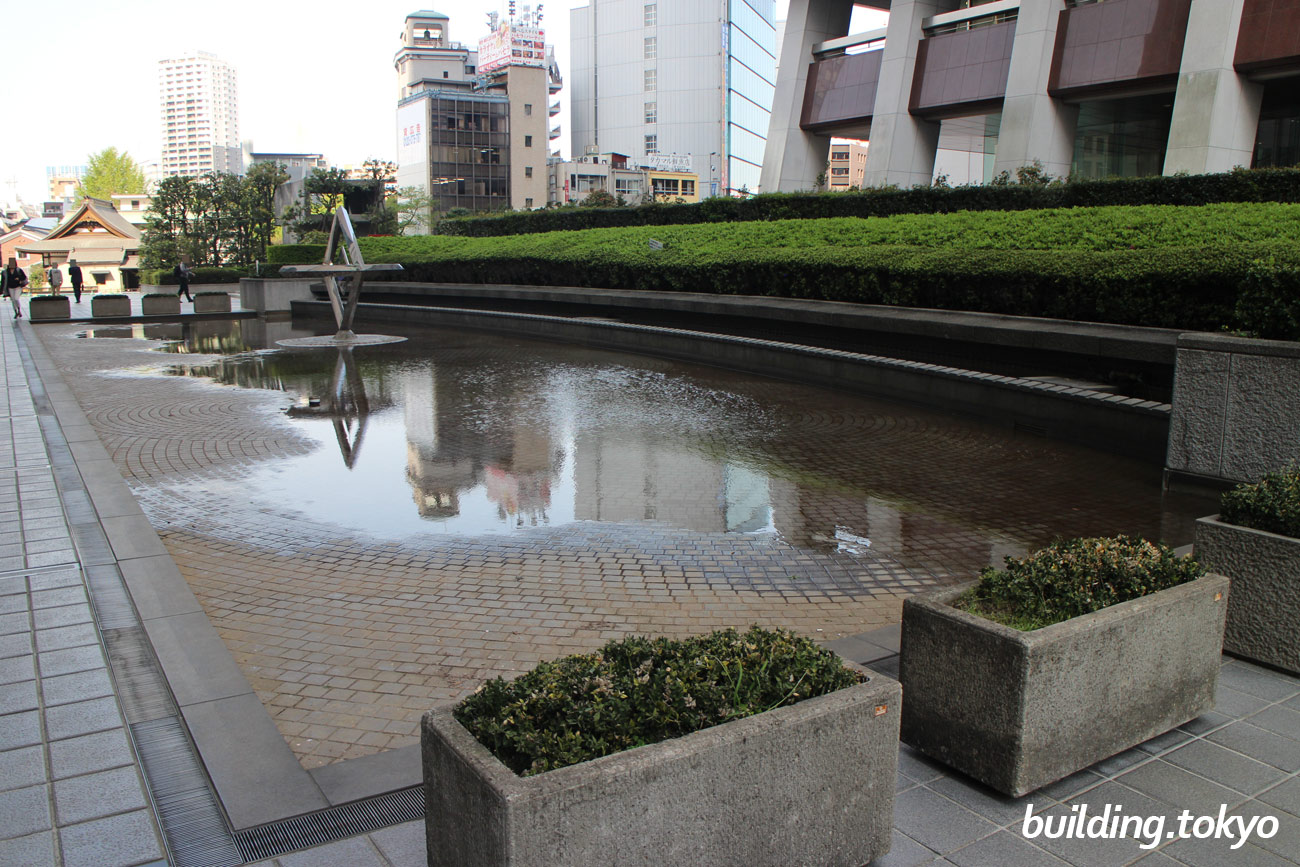 新宿野村ビルの損保ジャパン日本興亜本社ビル側には、水場があって夏は涼しそう。鳥たちも喜びそうな水場です。