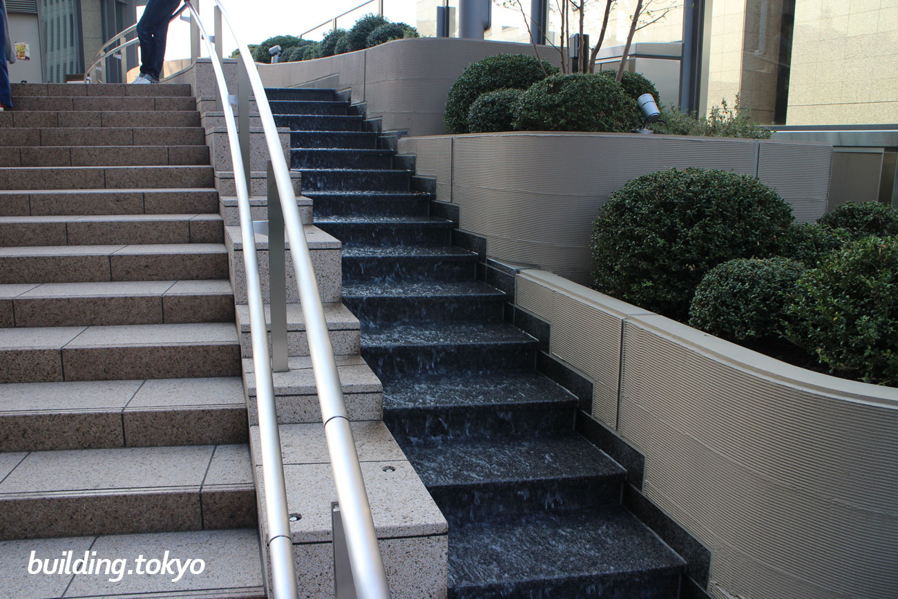 東京ミッドタウン日比谷。日比谷ステップ広場から下りる階段わきには、小川が流れています。